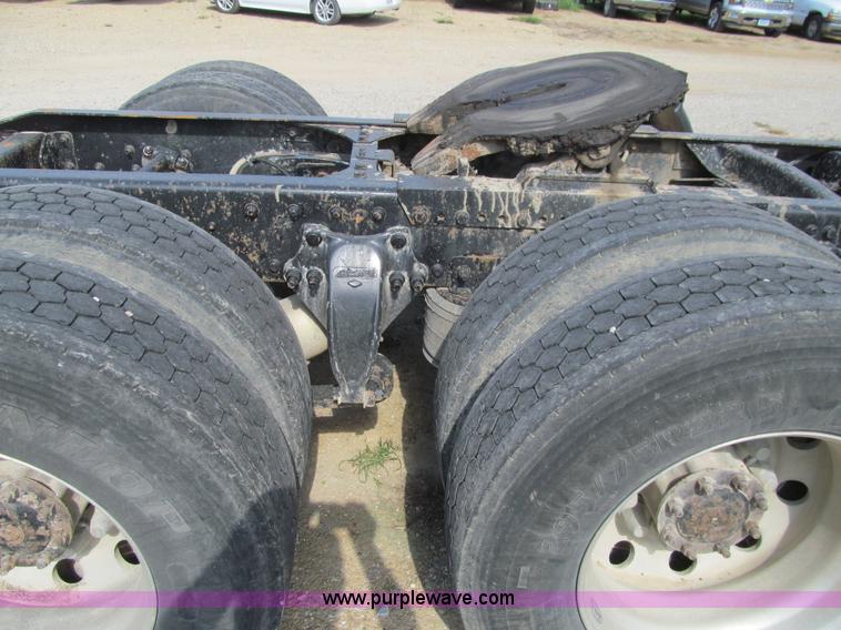 image for item K6355 2000 Freightliner FLD112 semi truck