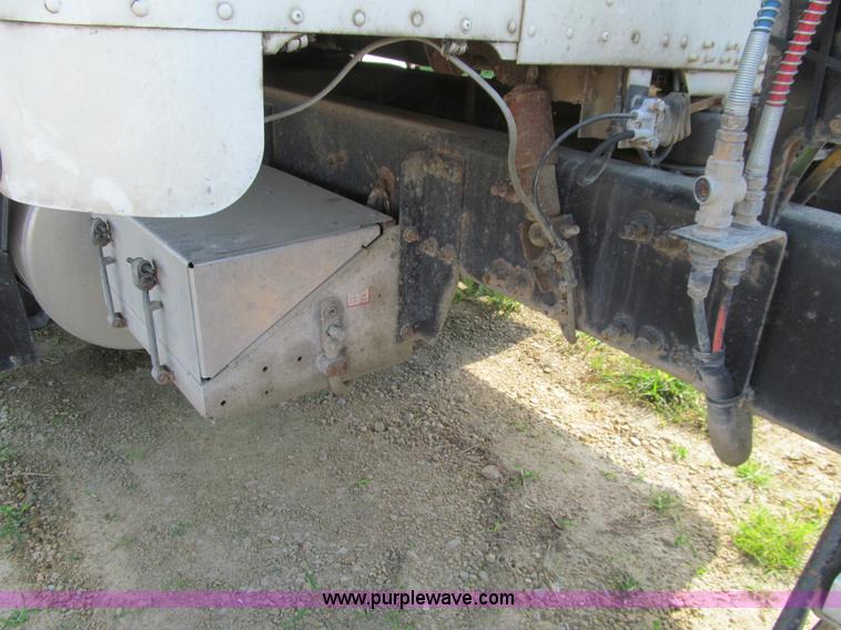 image for item K6355 2000 Freightliner FLD112 semi truck