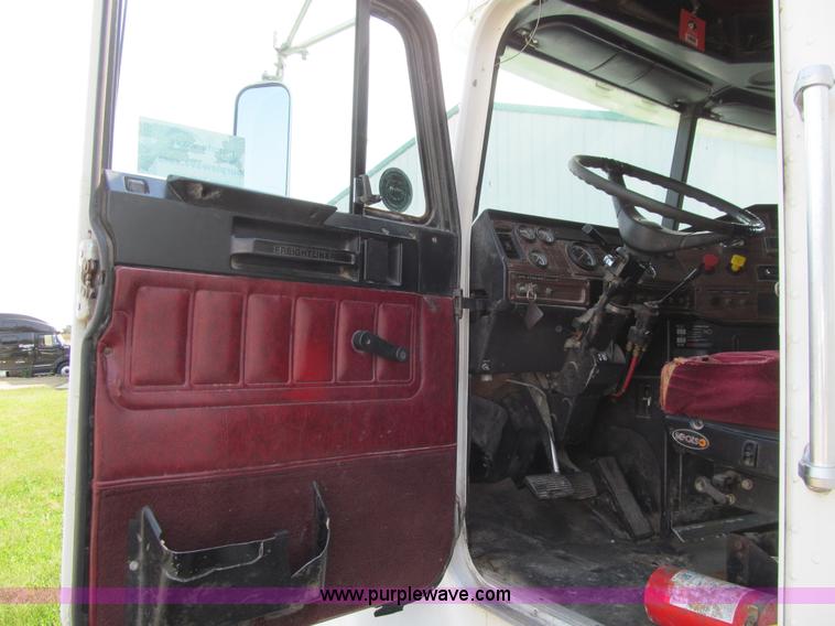 image for item K6355 2000 Freightliner FLD112 semi truck