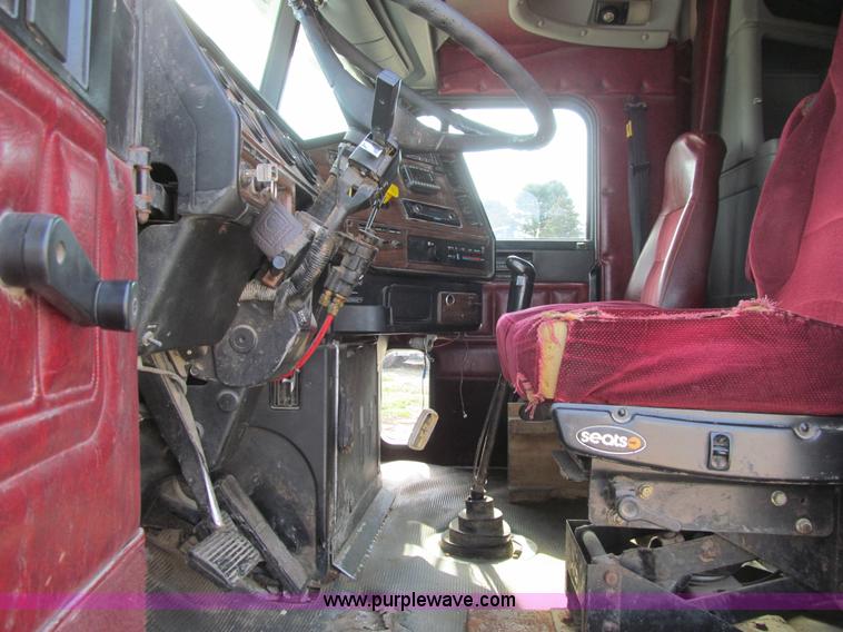 image for item K6355 2000 Freightliner FLD112 semi truck