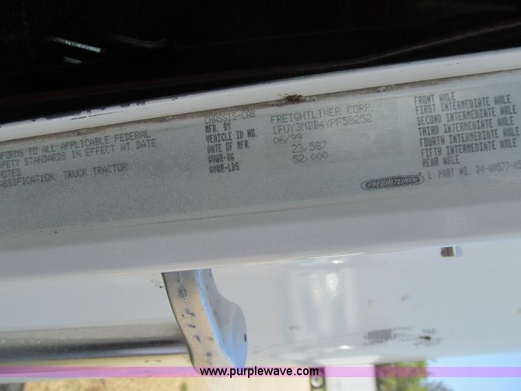 image for item K6355 2000 Freightliner FLD112 semi truck