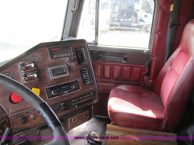 image for item K6355 2000 Freightliner FLD112 semi truck