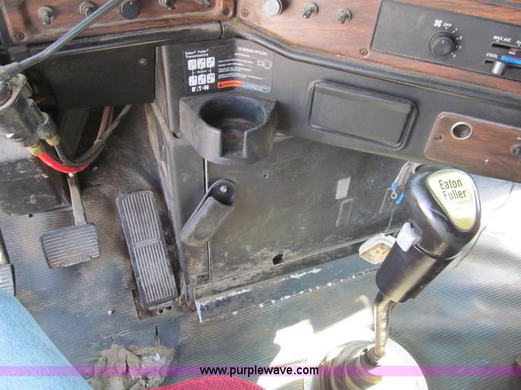 image for item K6355 2000 Freightliner FLD112 semi truck