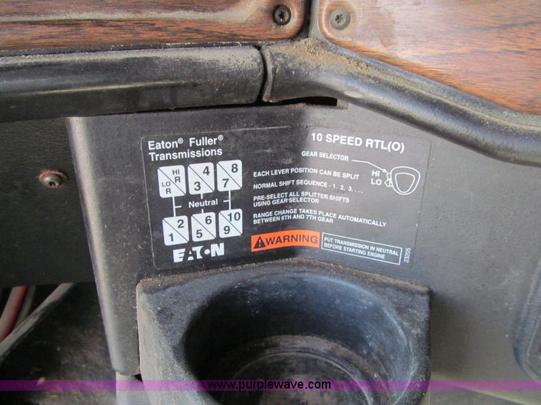 image for item K6355 2000 Freightliner FLD112 semi truck