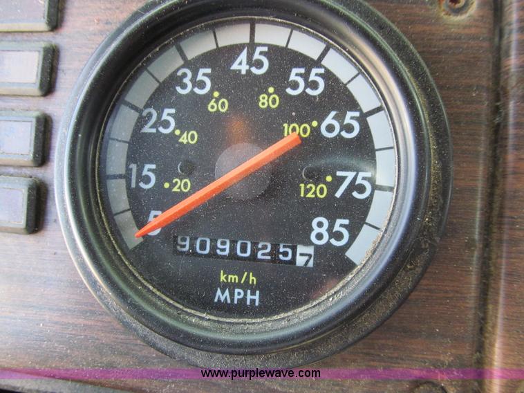 image for item K6355 2000 Freightliner FLD112 semi truck