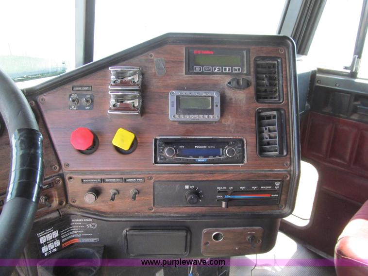 image for item K6355 2000 Freightliner FLD112 semi truck