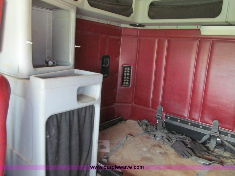 image for item K6355 2000 Freightliner FLD112 semi truck