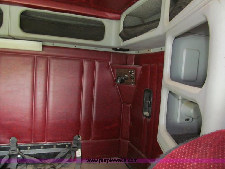 image for item K6355 2000 Freightliner FLD112 semi truck