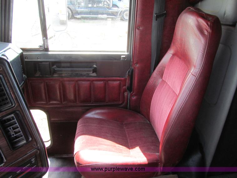 image for item K6355 2000 Freightliner FLD112 semi truck