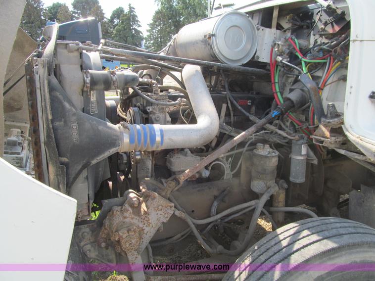 image for item K6355 2000 Freightliner FLD112 semi truck