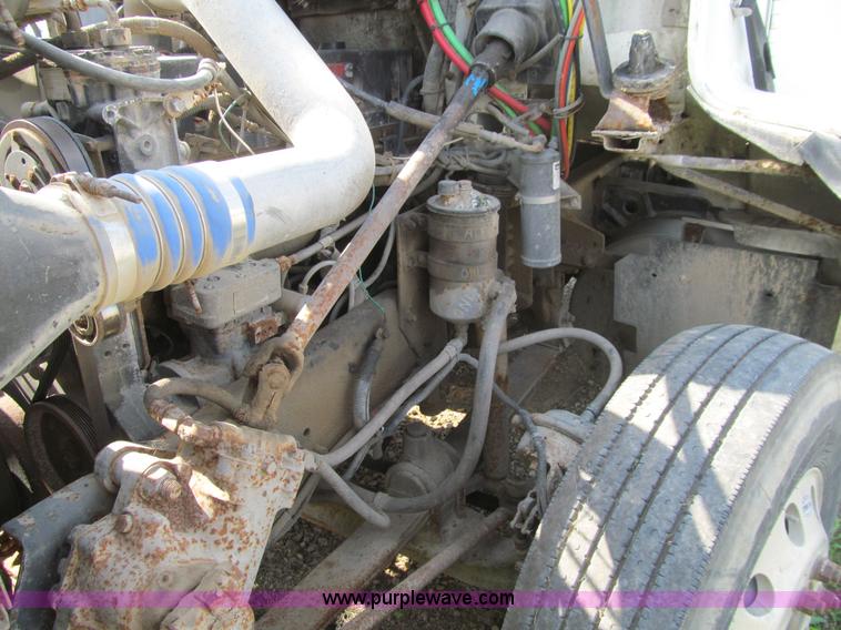 image for item K6355 2000 Freightliner FLD112 semi truck