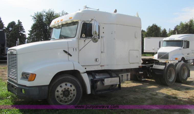 image for item K6355 2000 Freightliner FLD112 semi truck