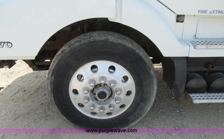 image for item K6356 1999 Volvo VNL64T semi truck