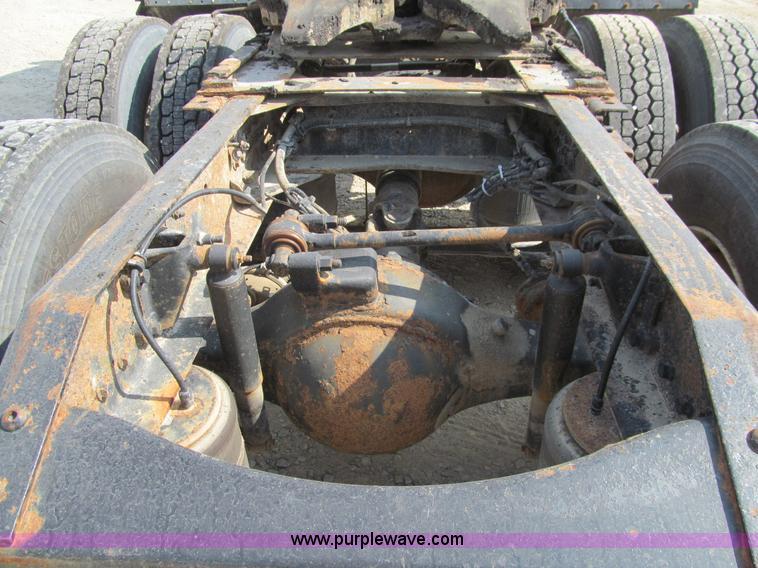 image for item K6356 1999 Volvo VNL64T semi truck