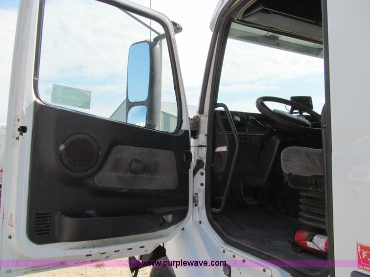 image for item K6356 1999 Volvo VNL64T semi truck