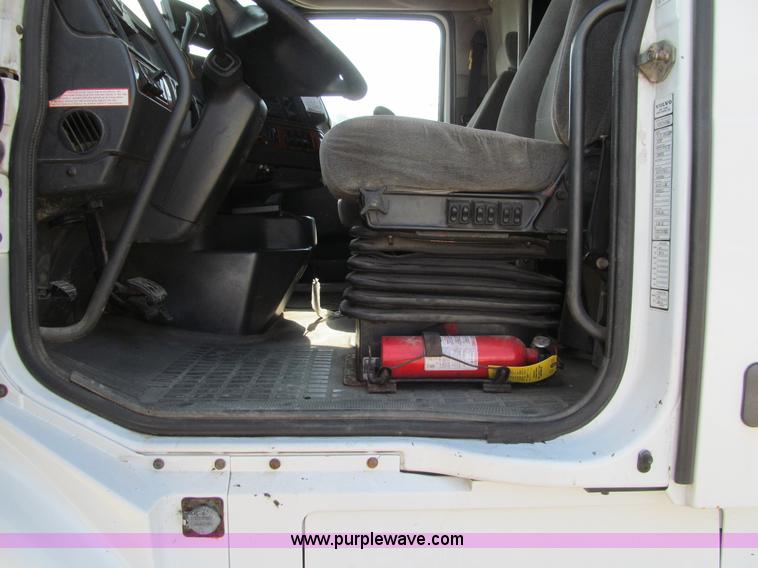 image for item K6356 1999 Volvo VNL64T semi truck