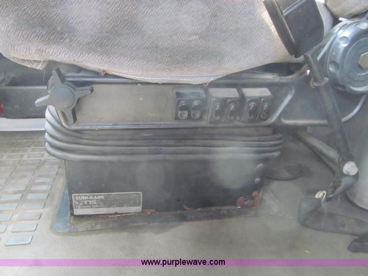 image for item K6356 1999 Volvo VNL64T semi truck