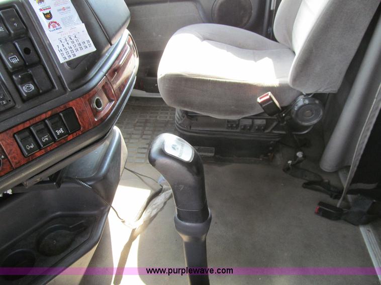 image for item K6356 1999 Volvo VNL64T semi truck