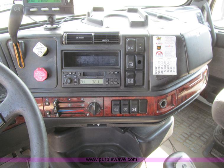 image for item K6356 1999 Volvo VNL64T semi truck