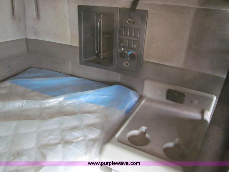 image for item K6356 1999 Volvo VNL64T semi truck