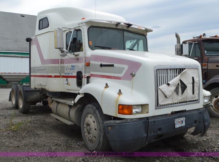image for item L2790 1995 International 9200 semi truck