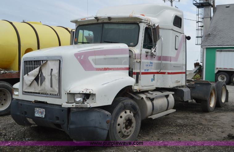 image for item L2790 1995 International 9200 semi truck