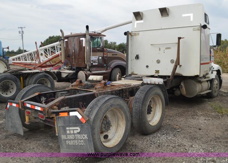 image for item L2790 1995 International 9200 semi truck