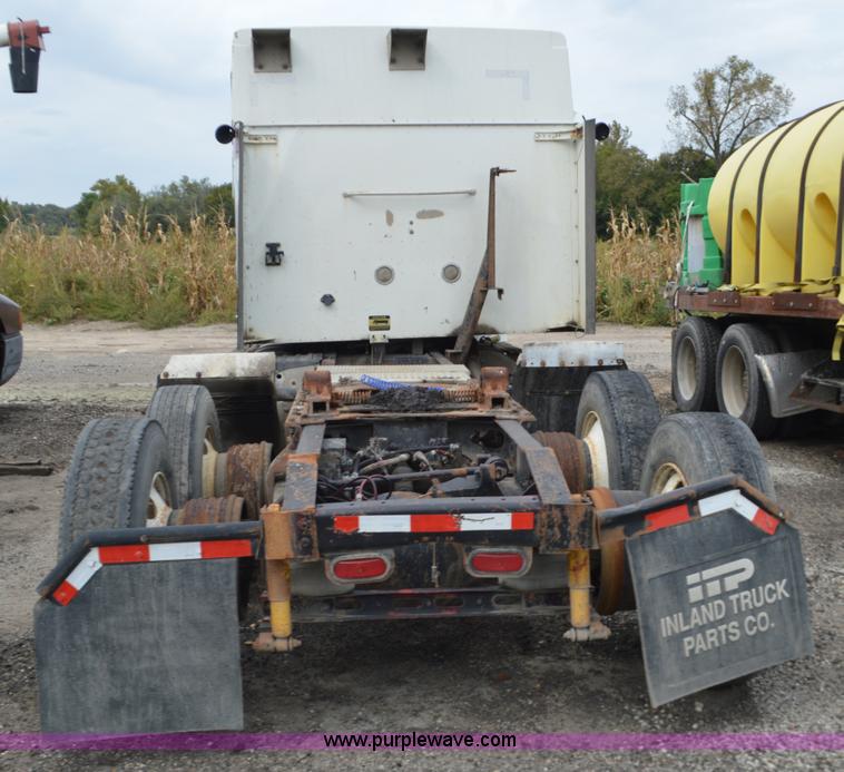 image for item L2790 1995 International 9200 semi truck