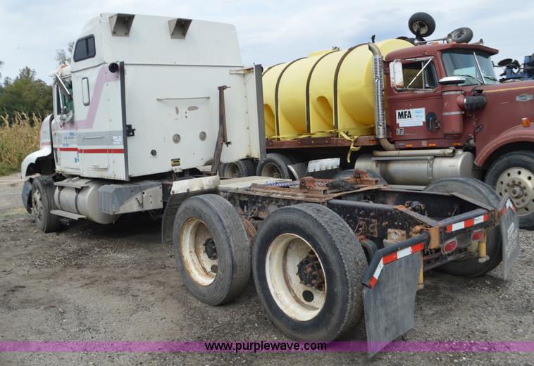 image for item L2790 1995 International 9200 semi truck