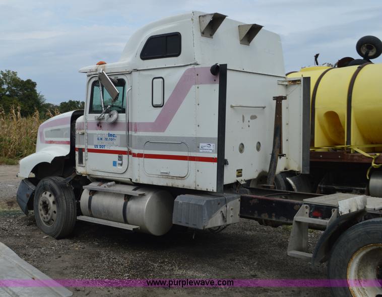 image for item L2790 1995 International 9200 semi truck