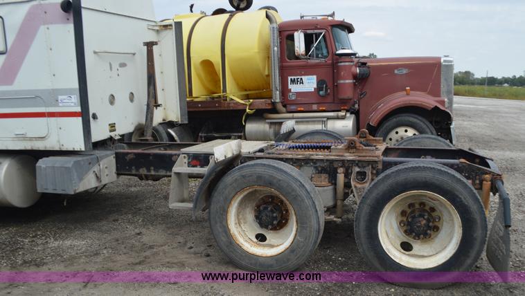 image for item L2790 1995 International 9200 semi truck