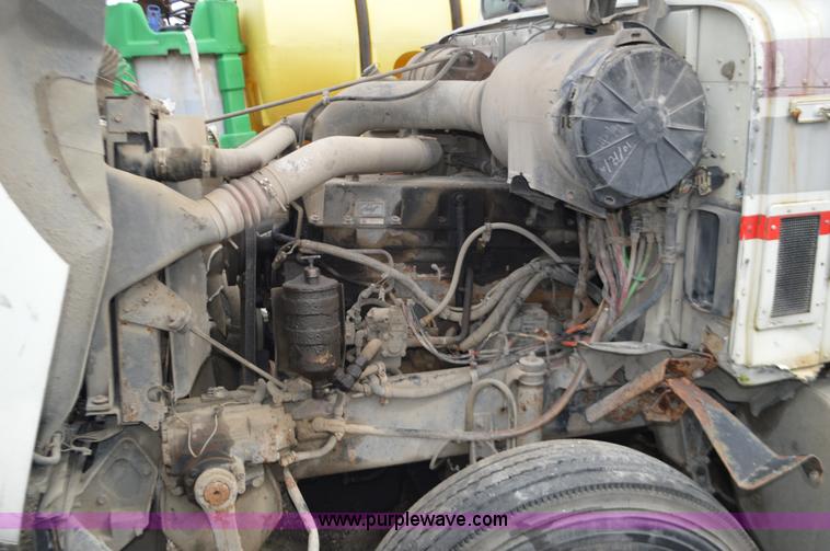 image for item L2790 1995 International 9200 semi truck