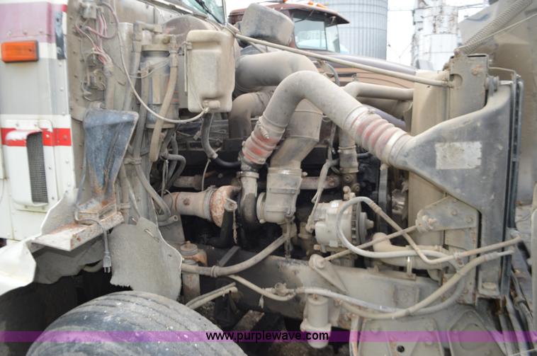 image for item L2790 1995 International 9200 semi truck