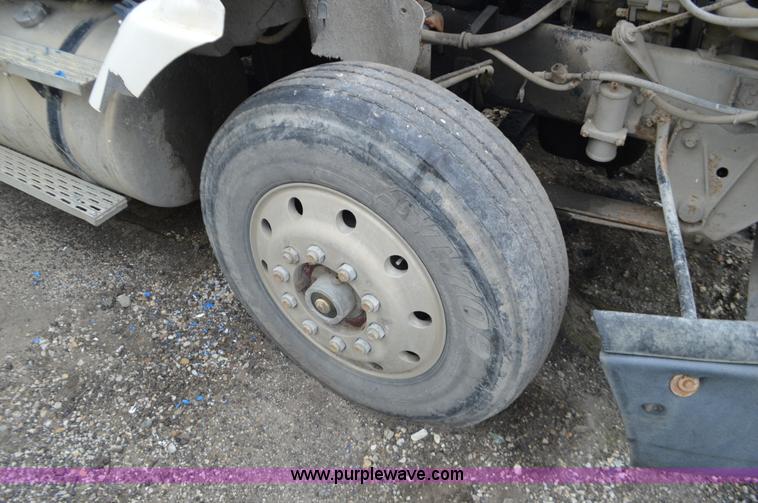 image for item L2790 1995 International 9200 semi truck