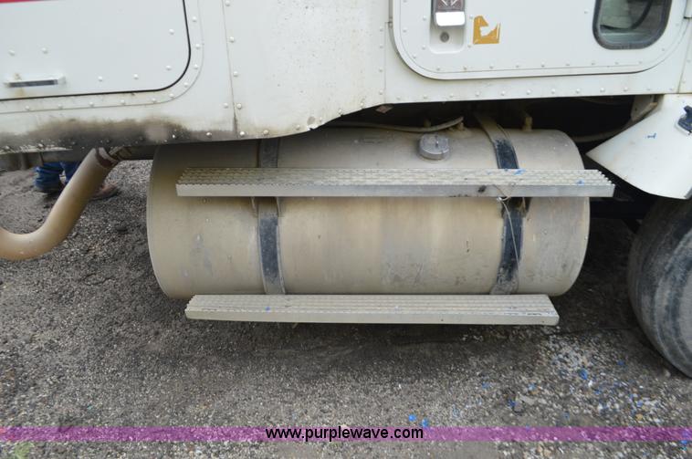 image for item L2790 1995 International 9200 semi truck