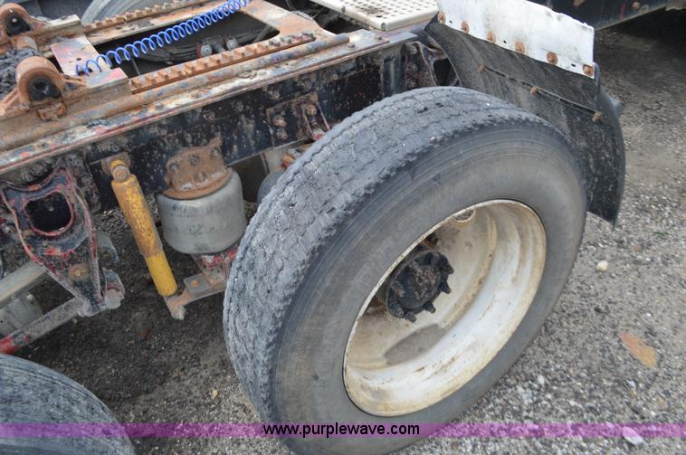 image for item L2790 1995 International 9200 semi truck