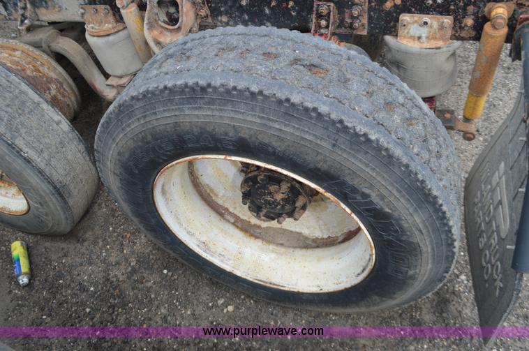 image for item L2790 1995 International 9200 semi truck