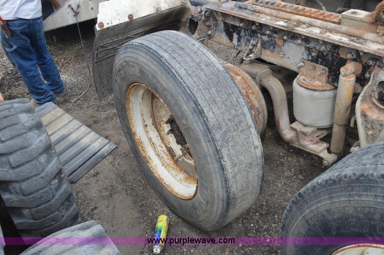 image for item L2790 1995 International 9200 semi truck