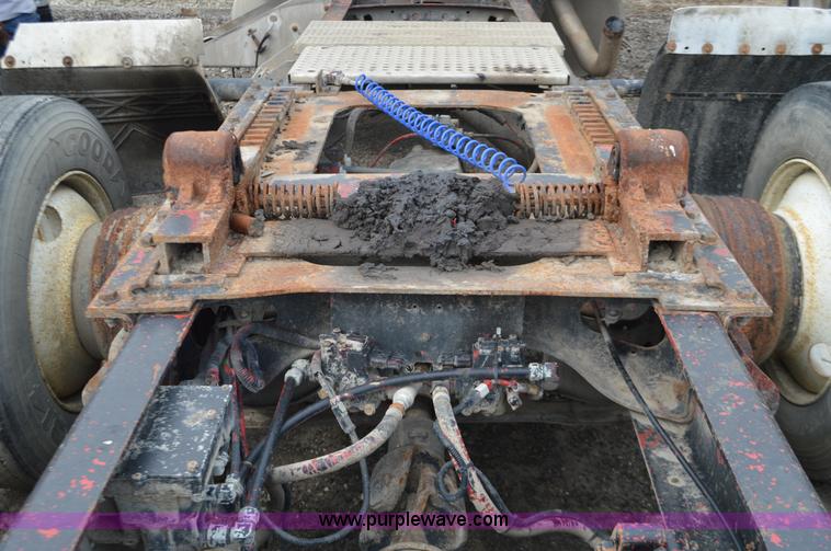 image for item L2790 1995 International 9200 semi truck