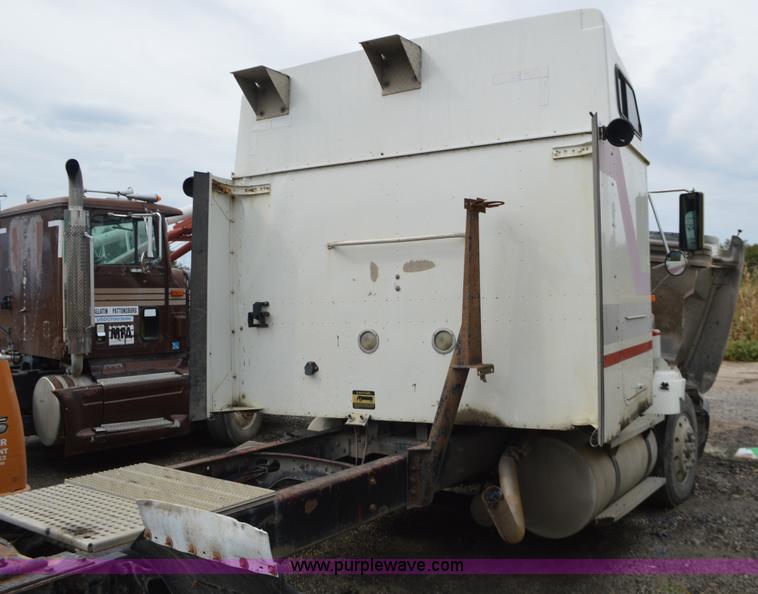 image for item L2790 1995 International 9200 semi truck