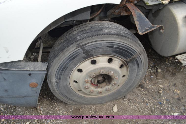 image for item L2790 1995 International 9200 semi truck