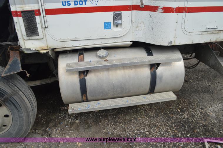 image for item L2790 1995 International 9200 semi truck