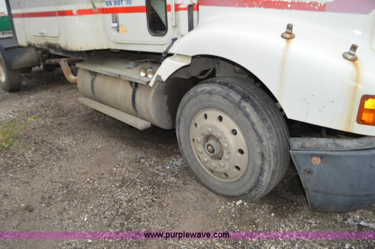 image for item L2790 1995 International 9200 semi truck