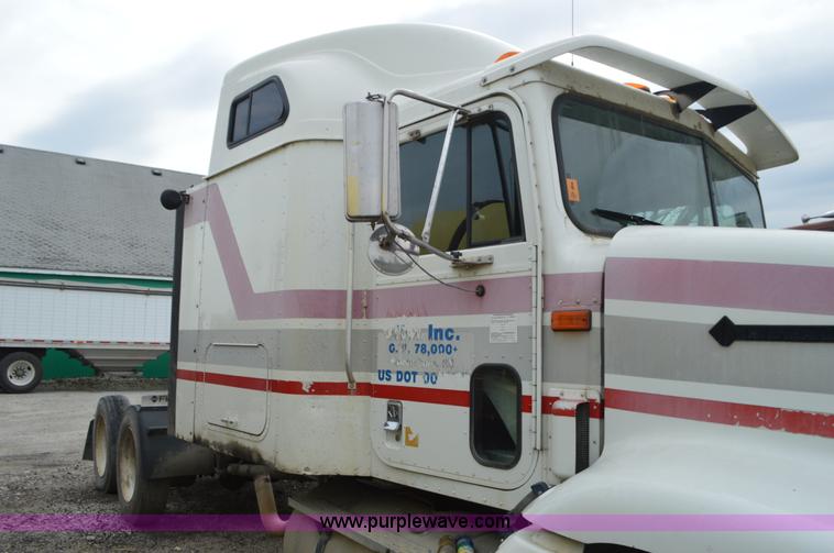 image for item L2790 1995 International 9200 semi truck