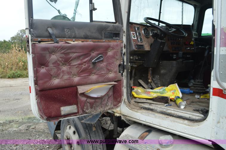 image for item L2790 1995 International 9200 semi truck