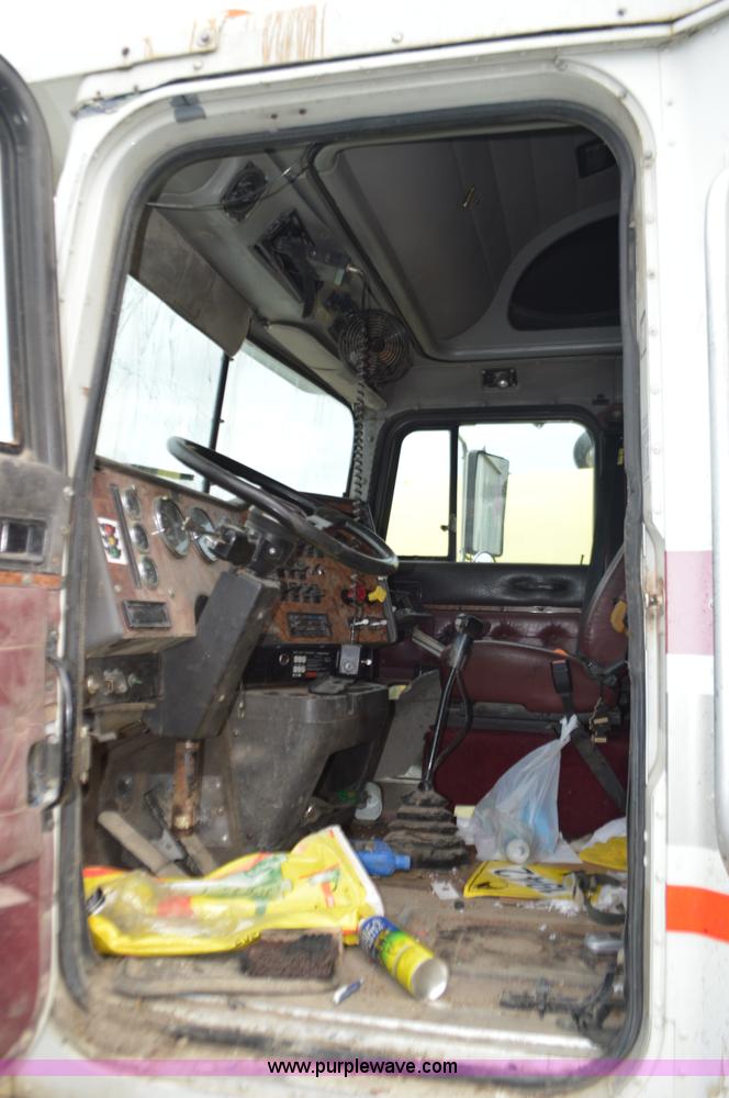 image for item L2790 1995 International 9200 semi truck