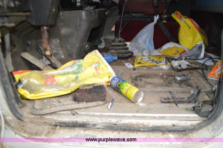 image for item L2790 1995 International 9200 semi truck