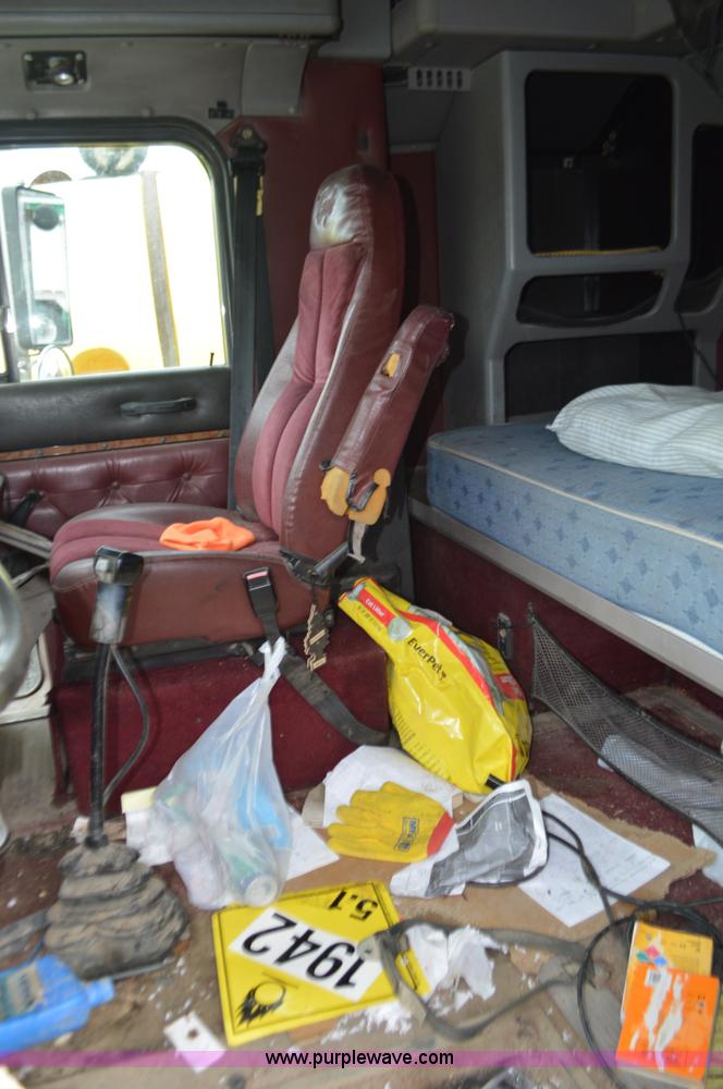 image for item L2790 1995 International 9200 semi truck