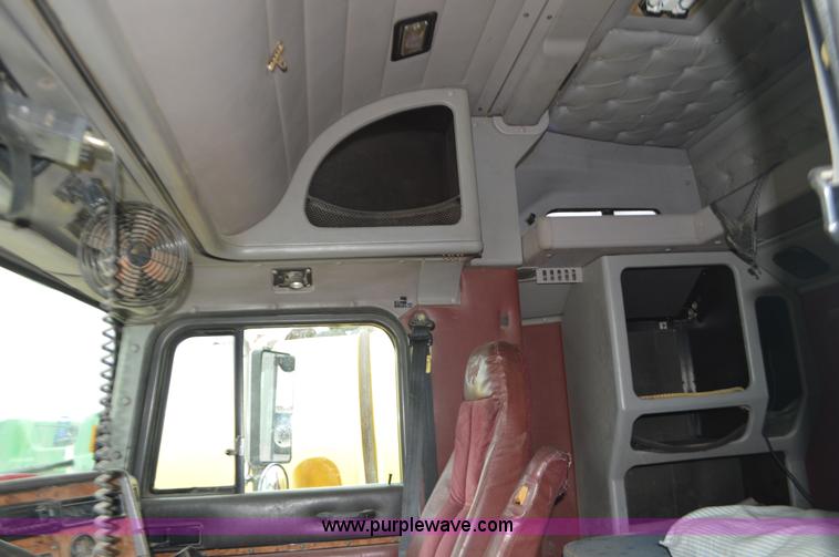 image for item L2790 1995 International 9200 semi truck