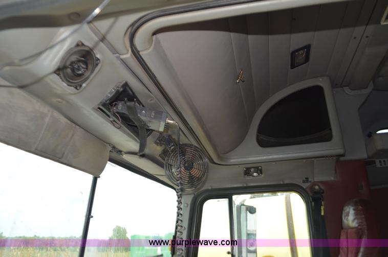 image for item L2790 1995 International 9200 semi truck